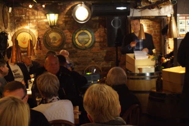 Ervervs- og V�kstminsiter Henrik Sass Larsen (S) mener valgkampen ikke bliver k�n.